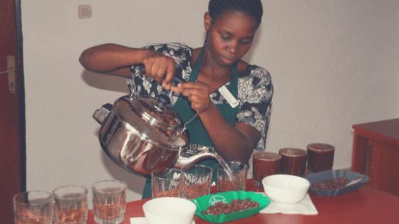 Eugenie, Quality Control der Dukunde Kawa-Kaffeekooperative