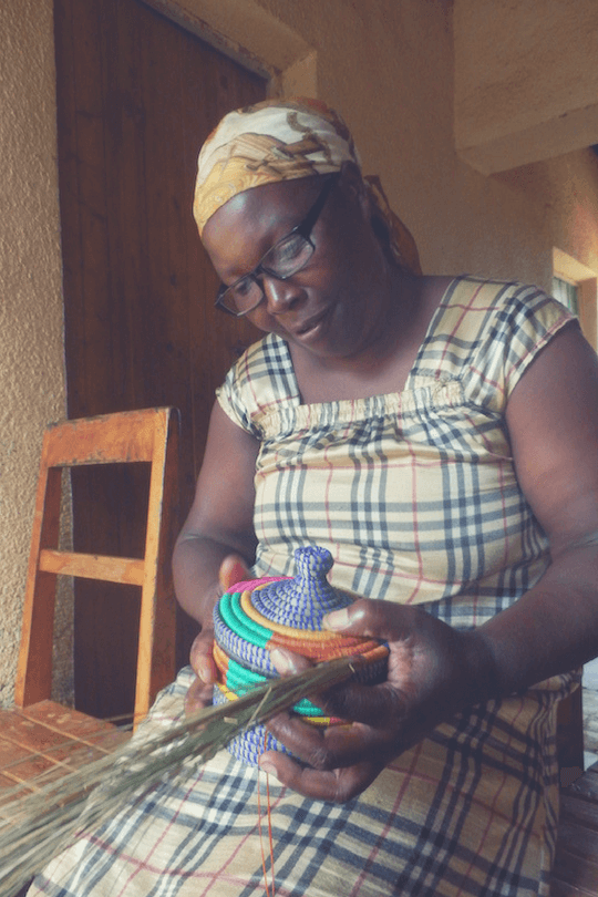 Odette fertigt Körbe