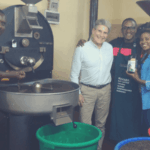 Dr. Tim Schilling von World Coffee Research stattete Rwashoscco bei der letzten Röstung einen Besuch ab