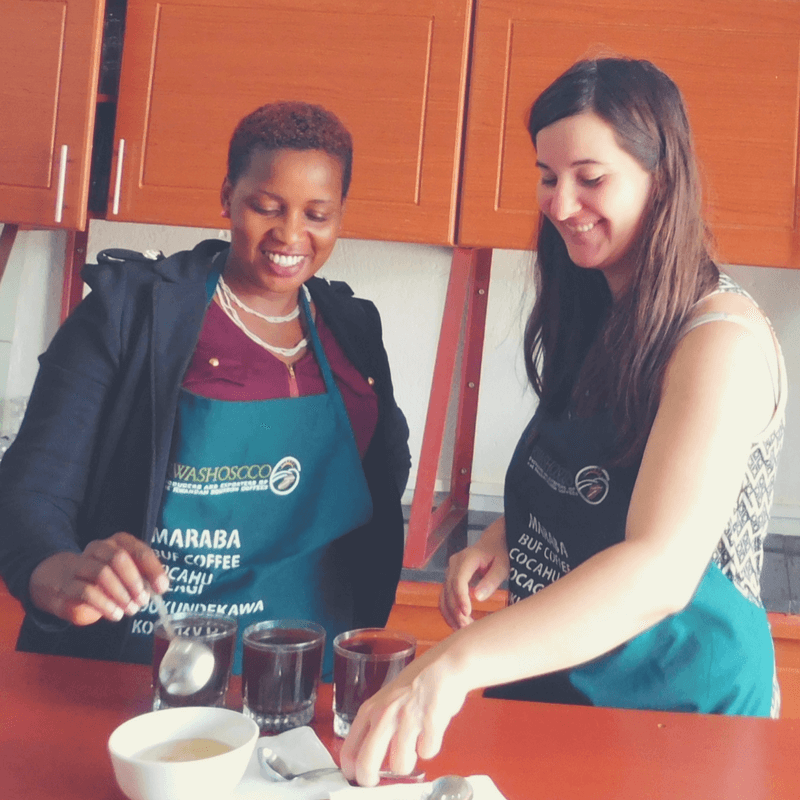 Eugenie und Lilith beim Cupping