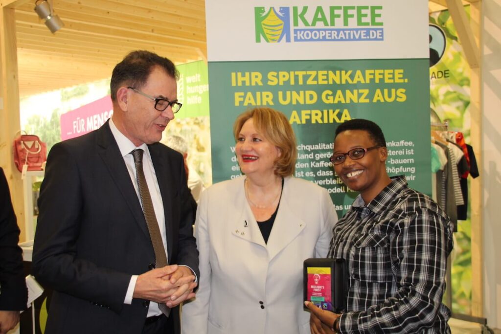 BMZ-Minister Dr. Gerd Müller, Christa Stolle, Bundesgeschäftsführerin TERRE DES FEMMES und Angelique Karekezi, Rwashoscco auf der Grünen Woche 2018