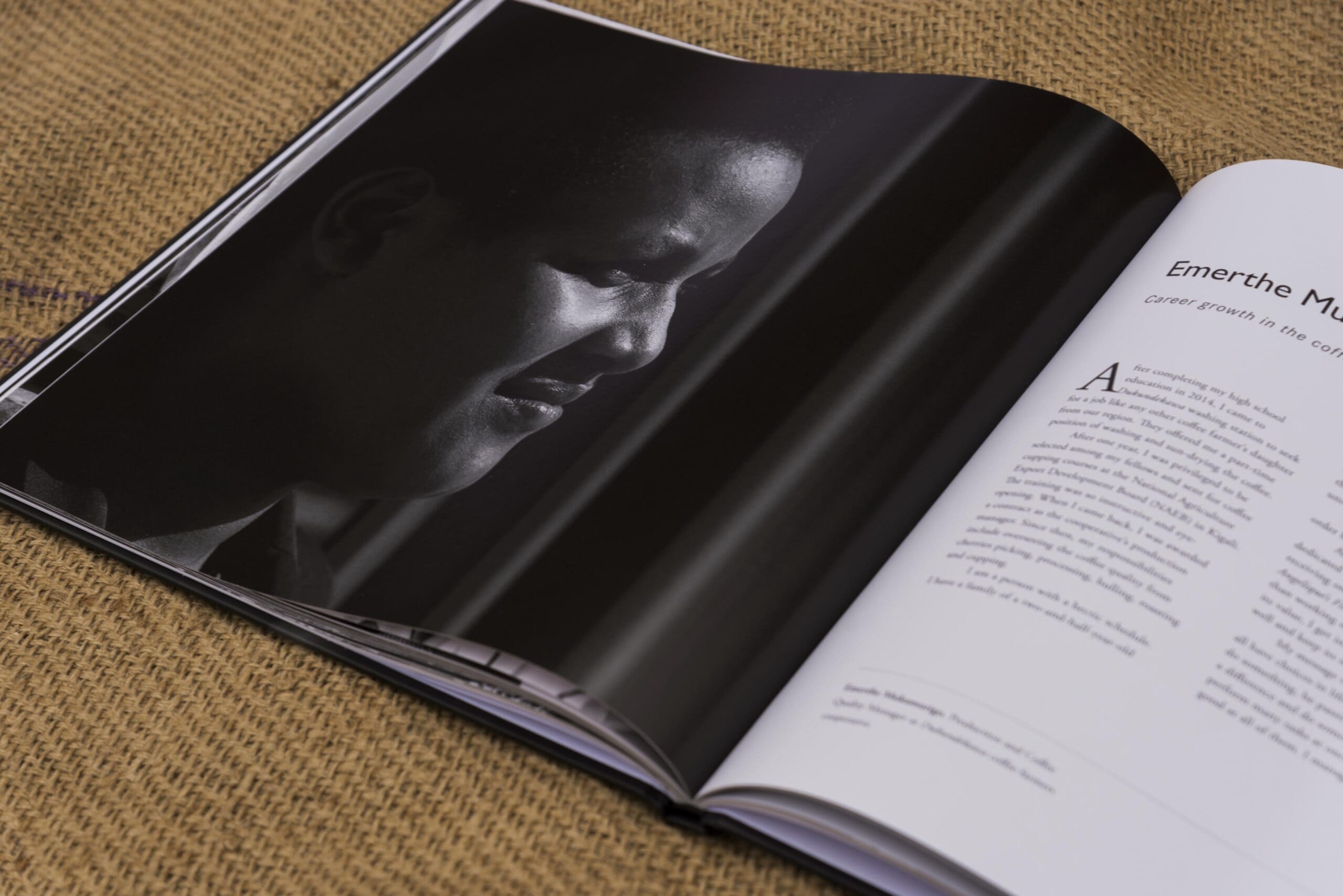 Aufgeschlagenes Buch mit sw Aufnahme aus Strong Women Behind a Strong Coffee auf Jutesack