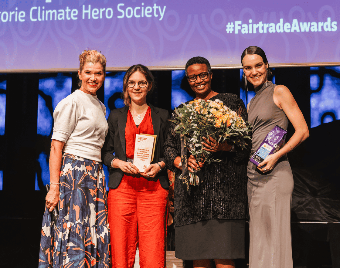 Kaffee Kooperative nimmt Preis entgegen als Sieger beim Fair Trade Award