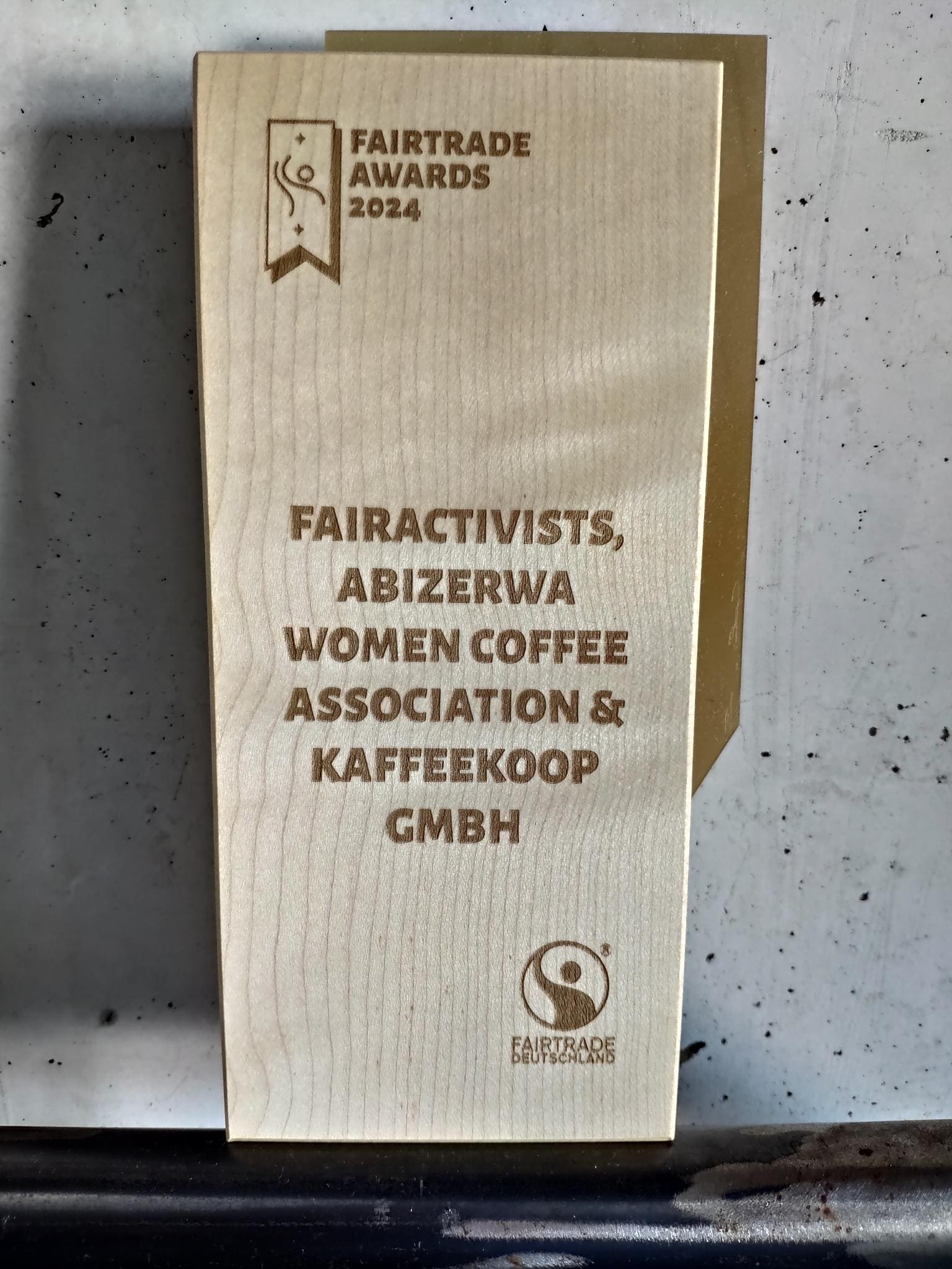 Vorderseite des Fairtrade Awards aus Holz