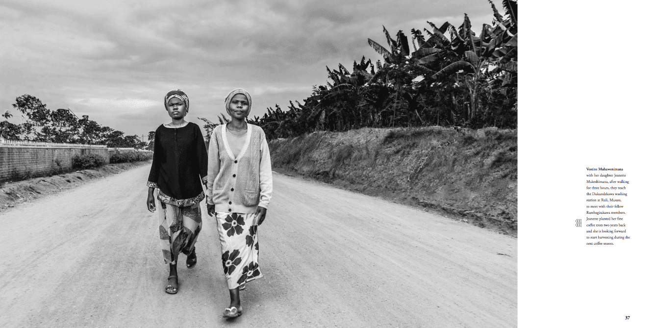 sw Aufnahme von Bäuerinnen aus Afrika aus dem Bildband Strong Women Behind a Strong Coffee