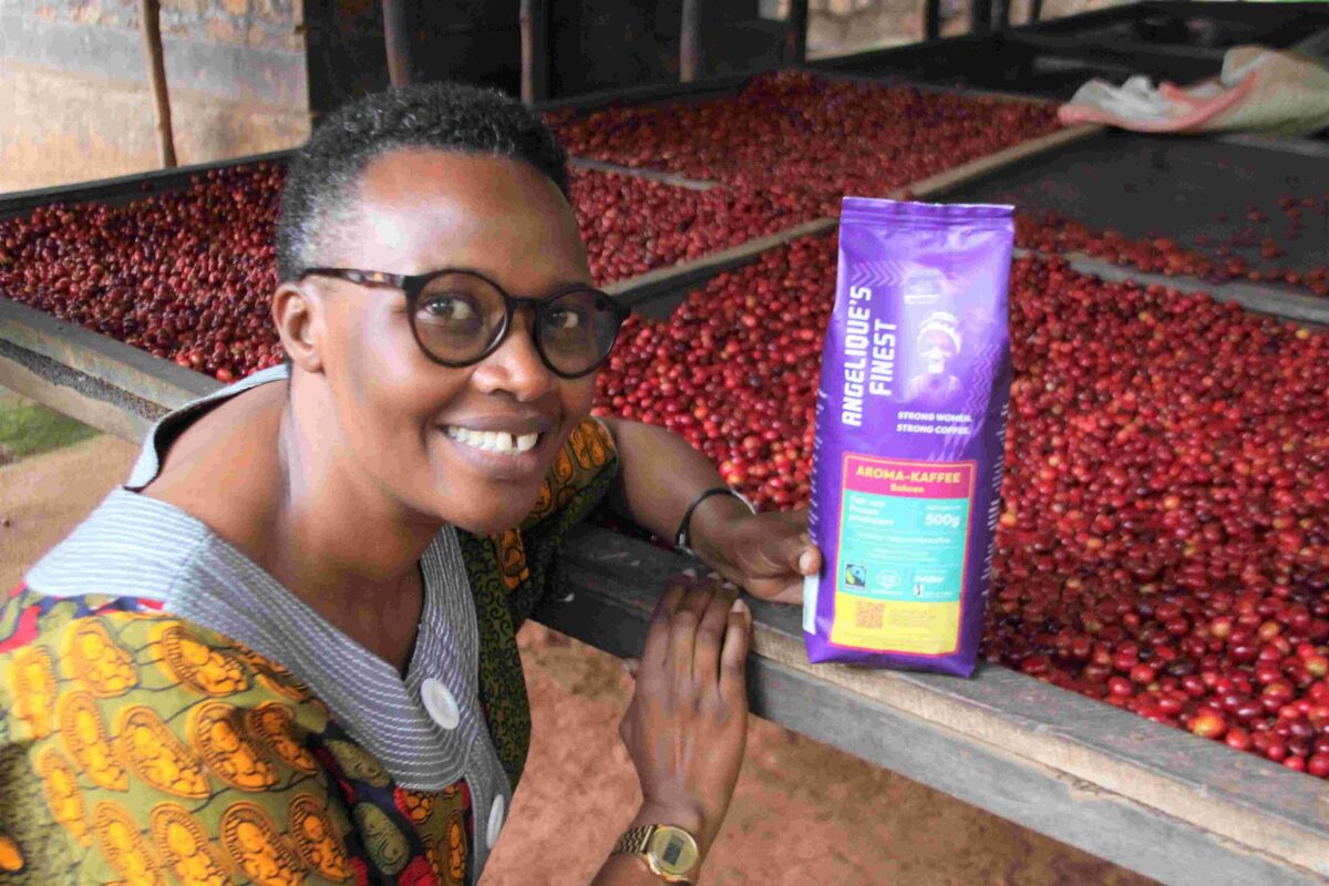 Angelique mit einer Packung Filterkaffee, dem Aroma-Kaffee.