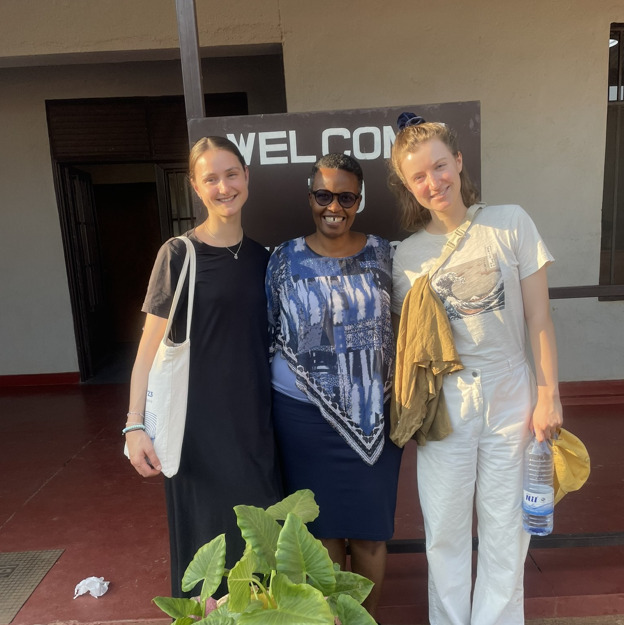 Helena, Angelique und Janne treffen sich in Kigali.