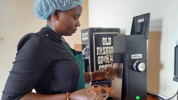 Cupperin Christin beim Kaffeebohnen mahlen.