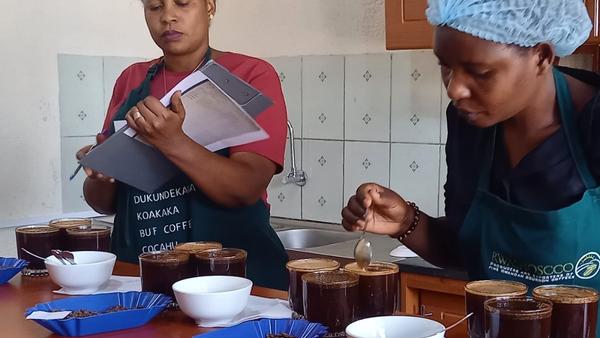Eugenie und Christin beim Cupping - Kaffee Tasting in Ruanda.