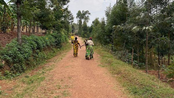 Bäuerinnen auf dem Weg zum Kaffeefeld in Koakaka