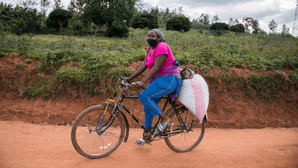 Bäuerin transportiert Kaffee mit dem Fahrrad